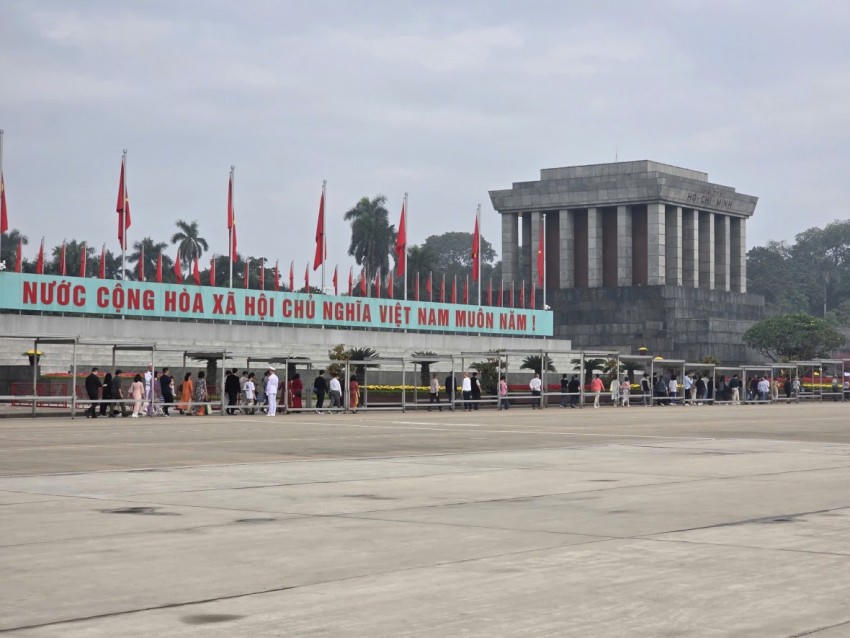 Người dân xếp thành hàng dài hàng km vào Lăng viếng Bác ngày đầu năm.