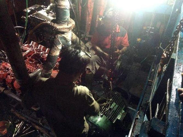 Va chạm với đá ngầm khiến tàu cá của ngư dân hư hỏng nặng. Ảnh Quỳnh Long