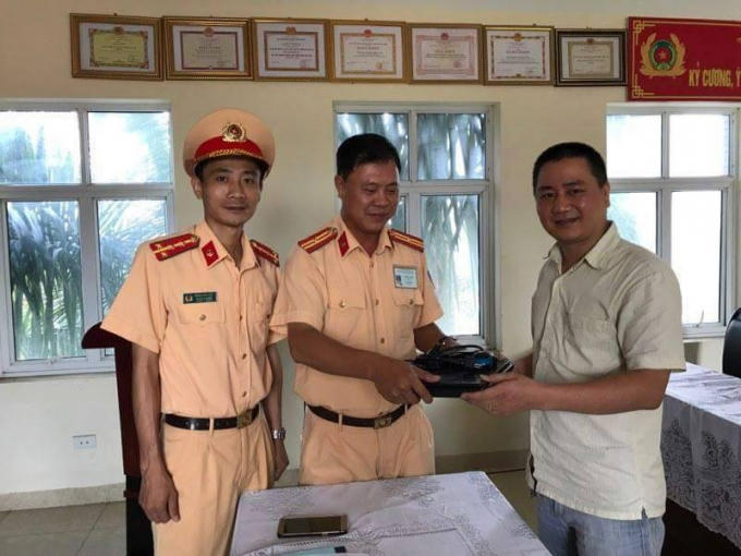 CSGT Đội 10 trao trả tài sản cho người bị mất tại cơ quan làm việc.