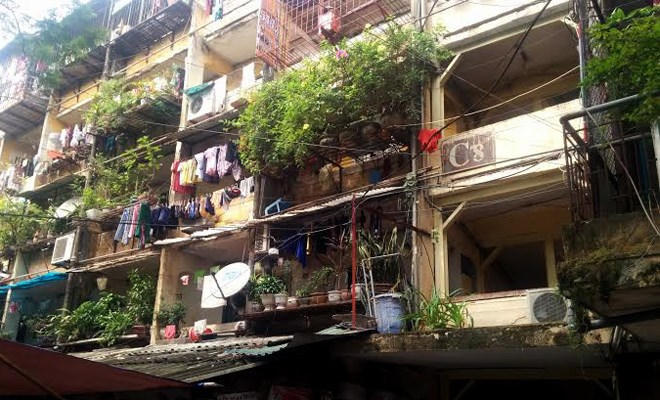 Hình ảnh một chung cư trong thành phố đã quá xuống cấp.