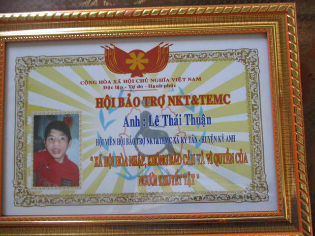 Tấm khung thẻ hội viên không rõ của đơn vị nào cấp cùng tấm ảnh thẻ được tính giá 230.000 đồng.