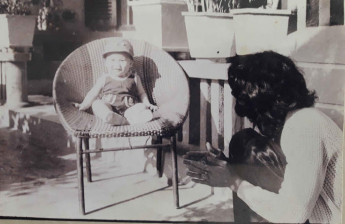 Vance lúc nhỏ và mẹ