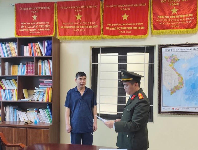 CQĐT công bố Lệnh khám xét khẩn cấp các đối tượng. Ảnh: CACC