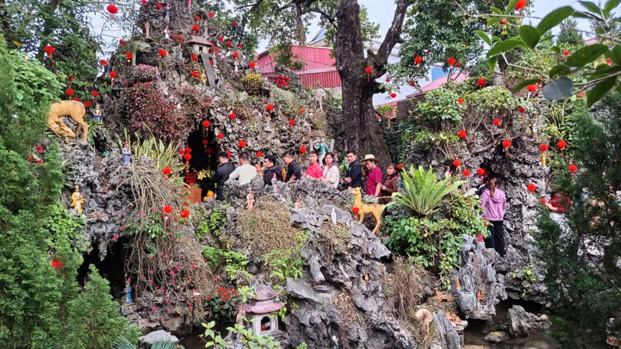 Hàng vạn người đổ về chợ “mua may, bán rủi” Viềng Xuân- Phủ Dầy