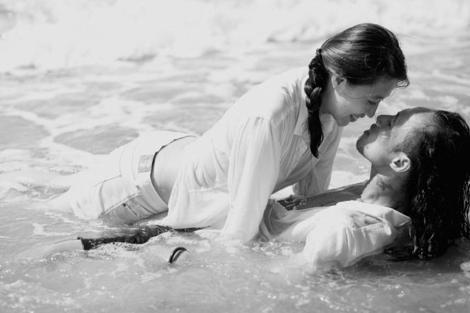 Vợ chồng Phạm Anh Khoa tình tứ ở biển.