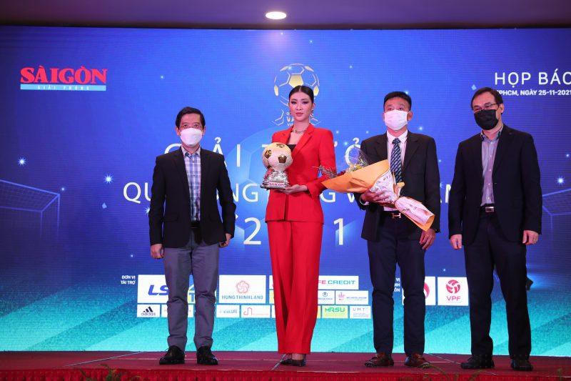 Quả b&oacute;ng V&agrave;ng 2021 đ&atilde; được khởi động.