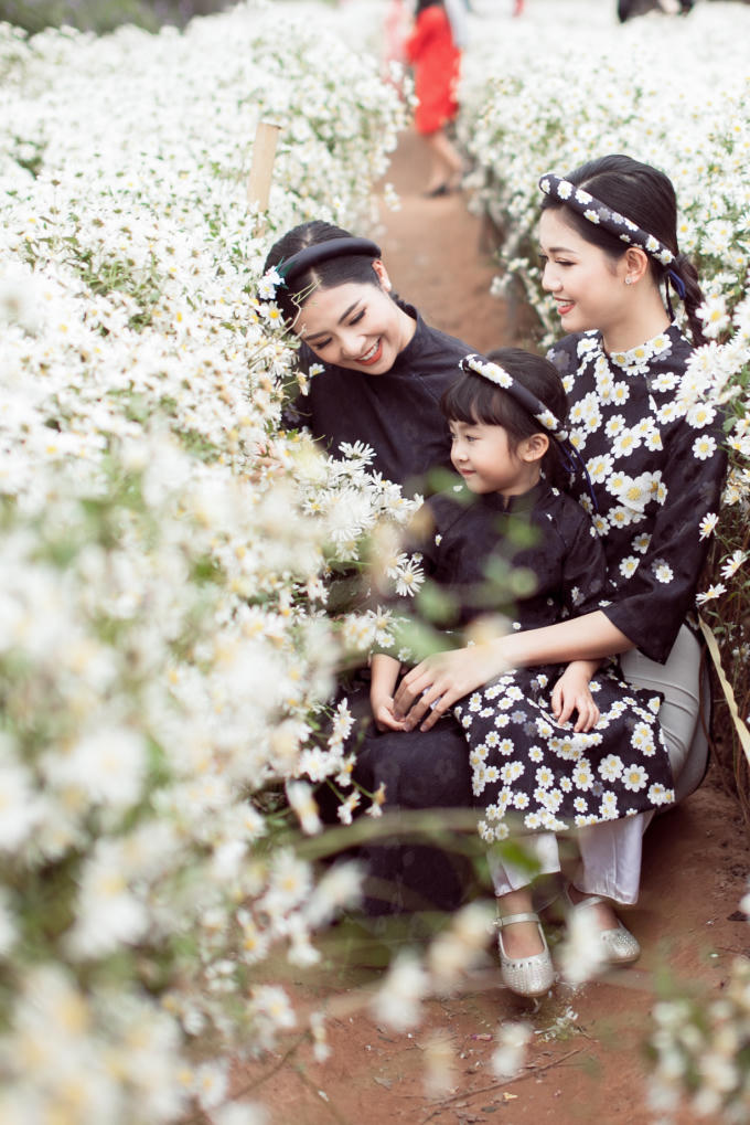 Ngọc H&acirc;n, Thanh Tú khoe sắc với c&uacute;c họa mi