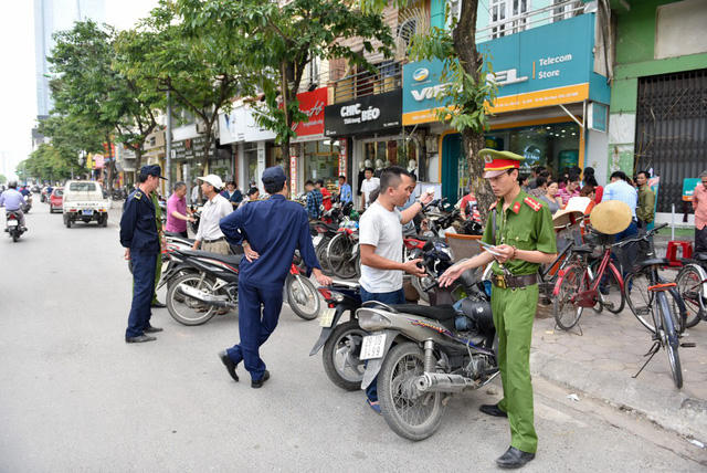 Không còn chỗ để xe nên nhiều khách hàng để xe dưới lòng đường, bị lực lượng chức năng nhắc nhở, xử lý.