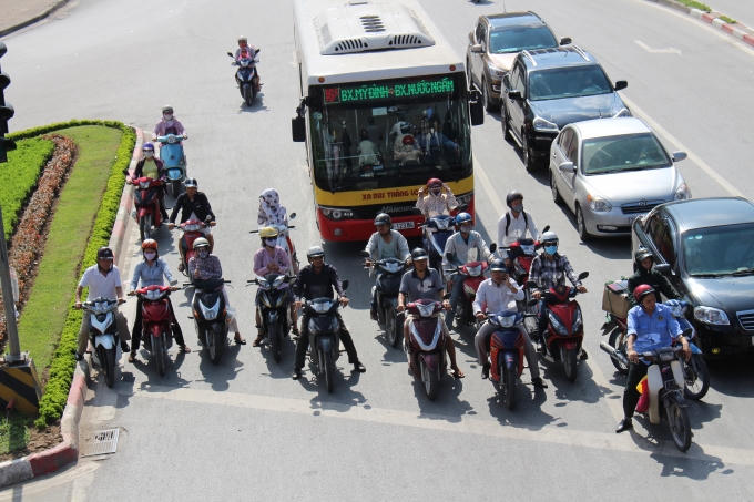 Người dân vật vã dưới nắng nòng đầu hè.