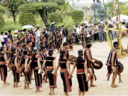 Người Xơ Đăng rất chú trọng mối quan hệ cộng đồng trong buôn làng - Ảnh: Internet