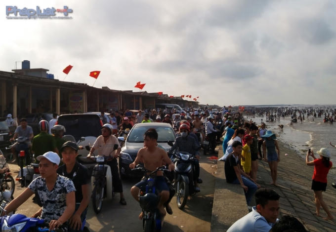 Đường ven biển luôn chật chội, đông đúc.