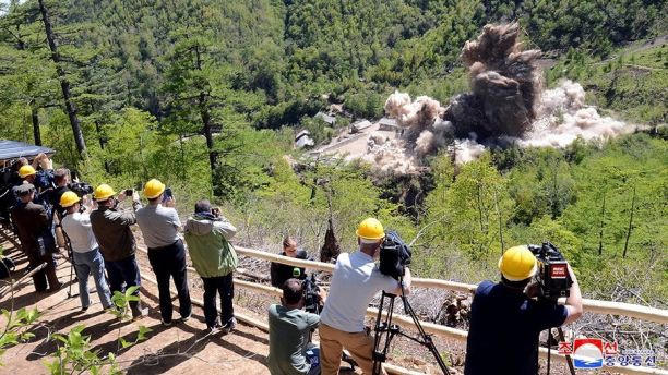 Phóng viên quốc tế quan sát vụ phá hủy bãi thử hạt nhân Triều Tiên ngày 24/5. (Ảnh: KCNA)