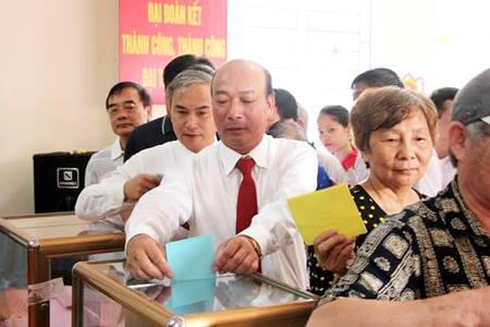 Cử tri phường Hồng Hải tiến hành bỏ phiếu bầu cử.