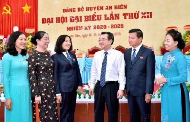 Bí thư Tỉnh ủy Kiên Giang Nguyễn Thanh Nghị trao đổi với các Đại biểu dự Đại hội Đại biểu Đảng bộ huyện An Biên. 