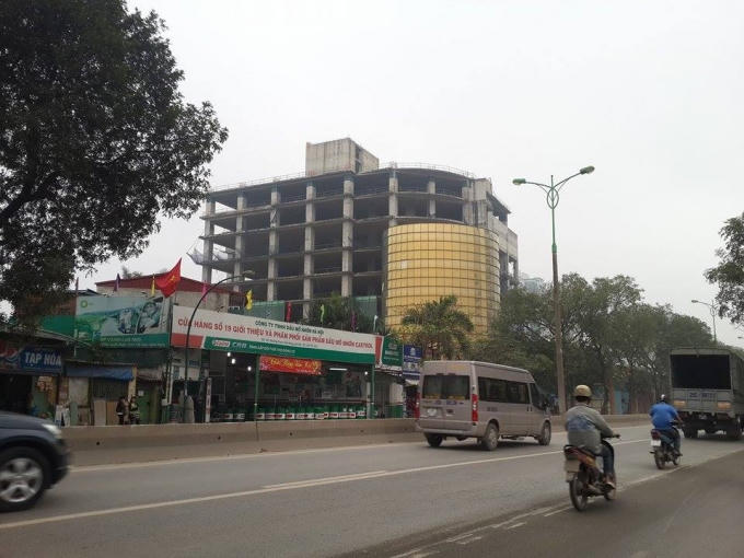 Đến nay chủ đầu tư vẫn im lặng, không có động thái gì trong việc thi công trở lại.