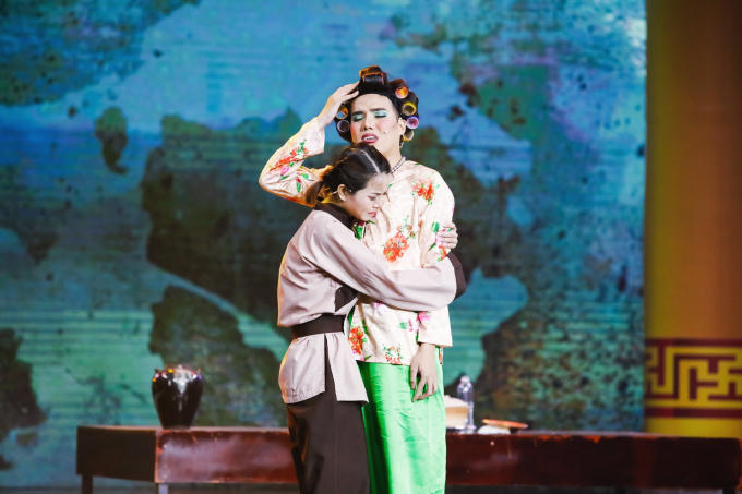 Thót tim kiều nữ Làng Hài Mở Hội nhai than, nuốt kiếm mưu sinh