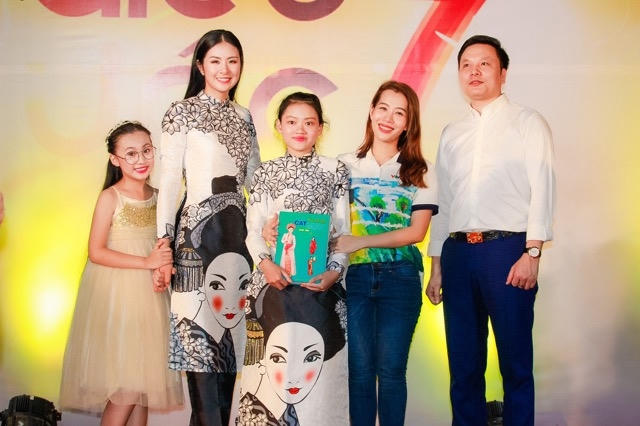 Hàng ngày miệt mài với giấy và bút màu, cô muốn mình trở thành NTK tài ba.