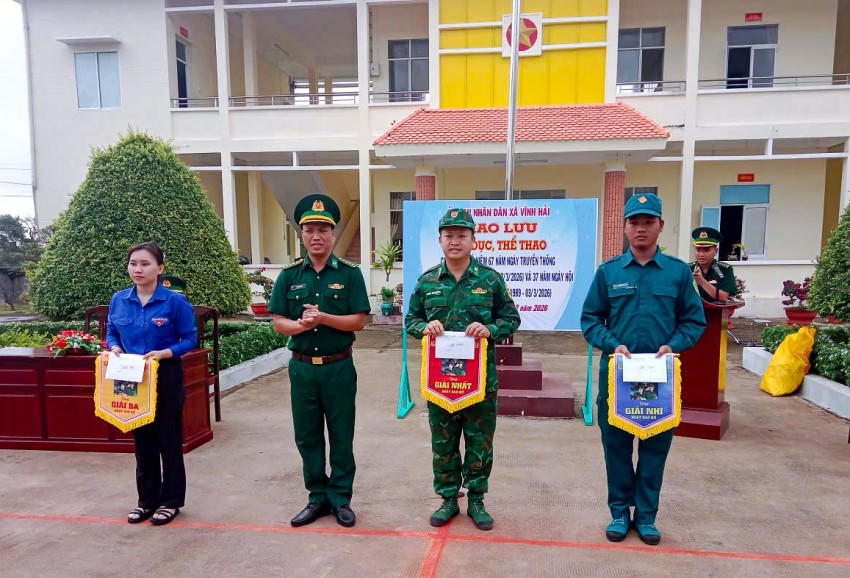 Trao giải cho các đội đạt giải cao trong tham gia thi đấu thể dục thể thao và các trò chơi dân gian.