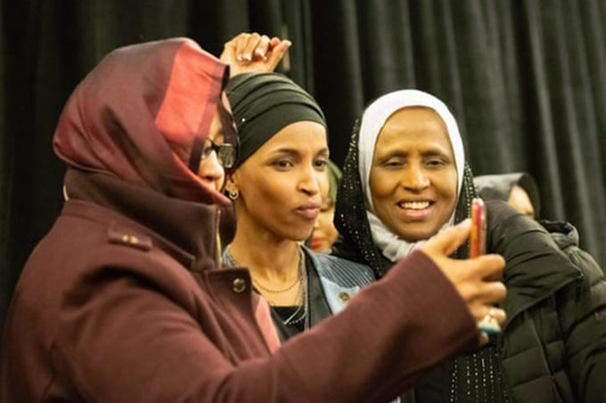 Nghị sĩ Ilhan Omar (giữa) chụp ảnh selfie cùng với những người ủng hộ
