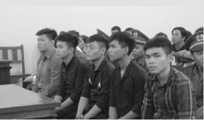 Bị cáo Lê Chấn Hiệp (bìa trái) và các đồng phạm tại phiên tòa.