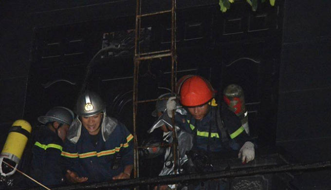 Đến 21h cũng ngày, ngọn lửa cơ bản được khống chế và dập tắt.