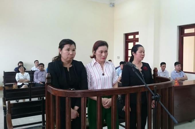 lBà Trần Diệu Phương (đứng giữa) tại phiên tòa xét xử sơ thẩm ngày 24/3.
