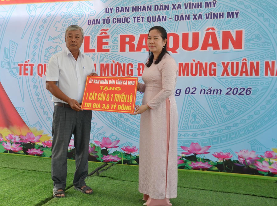 Bà Lê Kim Thúy – Bí thư Đảng ủy xã Vĩnh Mỹ trao bảng tượng trưng thực hiện công trình lộ bê tông và cầu nông thôn tại ấp Thạnh Hưng II với tổng trị giá 3,6 tỷ đồng.