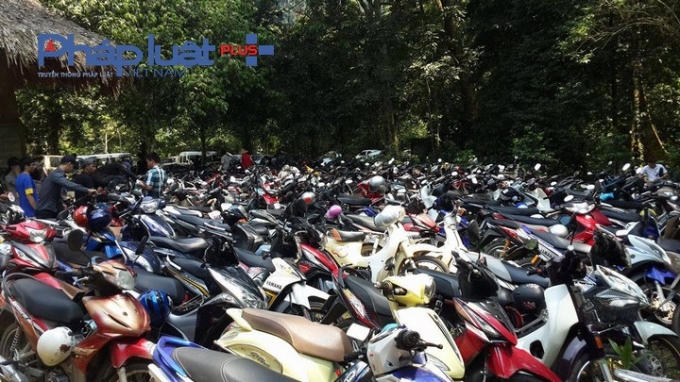 Các bãi đỗ xe chật kín.