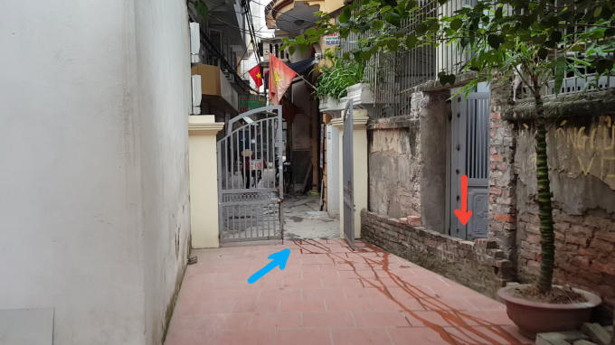 Nhà bà Hương bị chủ căn nhà số 68 xây tường lực ngăn lối đi (mũi tên đỏ). Cùng với đó, chủ căn nhà cũng tự ý xây cổng trên lối đi chung của xóm (mũi tên xanh).