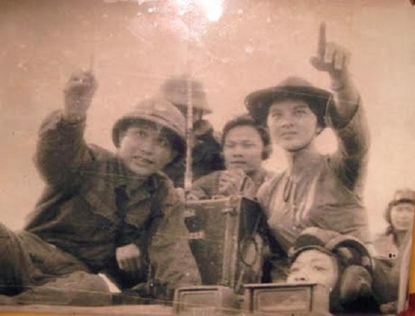 Trung đoàn trưởng Nguyễn Huy Hiệu cùng cô Hai Mỹ trên xe tăng tiến vào Sài Gòn (ảnh NVCC).