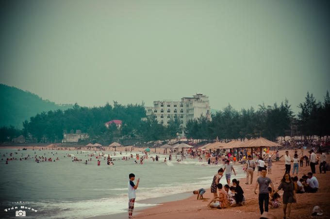Bãi biển Thiên Cầm, nơi thiếu nữ "chơi trội" nổ 36 quả pháo mừng sinh nhật bạn trai.