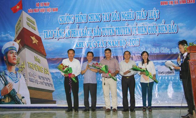 Ông Đặng Ngọc Luyến, Bí thư Đảng ủy, Phó Tổng Biên tập Thường trực Báo PLVN (thứ 2 từ trái sang) và ông Ngô Hùng, Phó Chủ tịch UBND tỉnh Sóc Trăng (thứ 2 từ phải sang) tặng hoa cho các nhà tài trợ, các mạnh thường quân, nhà hảo tâm đã hỗ trợ chương trình. Ảnh Thành Thật.
