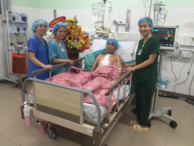 Niềm vui lộ rõ trên khuôn mặt của Bệnh nhân và đội ngũ y, bác sĩ sau ca phẫu thuật thành công.