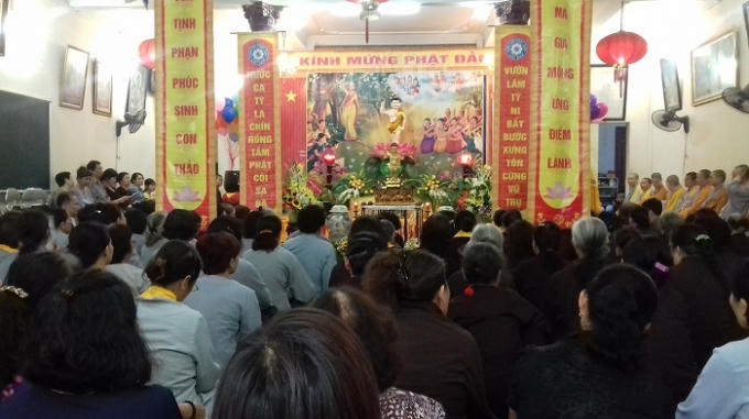Người hướng Phật thực hiện nghi lễ mừng Phật đản.                      Tượng Phật được trang trí rất sặc sỡ, uy nghiêm, thể hiện lòng thành kính của tăng ni, phật tử và người hướng Phật.              Phật tử thực hiện nghi lễ rước đèn khi lễ kính mừng Phật đản bắt đầu.                      Các tăng ni, phật tử thể hiện lòng kính Phật.