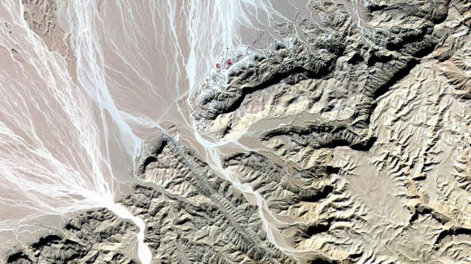 Tu viện Saint Anthony, Ai Cập: Trong một bức ảnh chụp bởi phi thuyền Terra, Tu viện Thánh Anthony ở Ai Cập trông giống như một đốm nhỏ. Ẩn mình ở vùng núi Biển Đỏ, tòa nhà hẻo lánh là tu viện Kitô giáo lâu đời nhất trên thế giới.