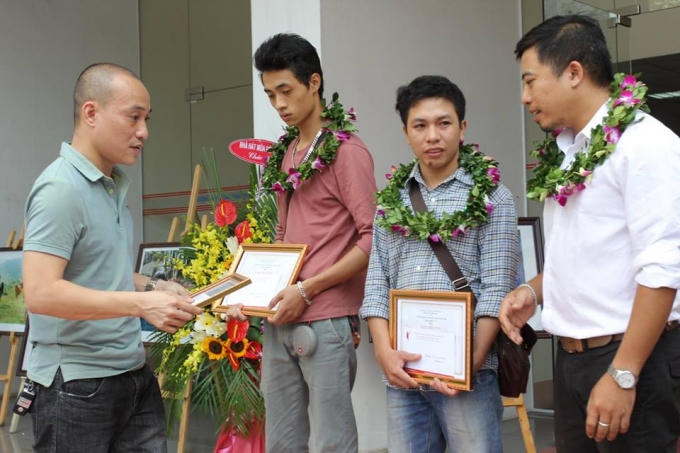 Thạc sĩ, nhà báo Phạm Quốc Cường, Tổng thư ký Chuyên trang Điện tử truyền thông Phapluatplus.vn trao giải Báo chí bình chọn tại Triển lãm ảnh.