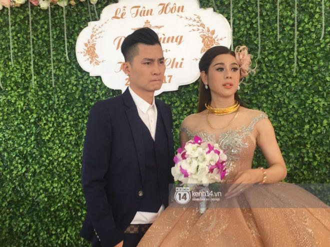 Lâm Khánh Chi hôn đắm đuối chú rể, thay váy đỏ nổi bần bật như công chúa trong lễ cưới