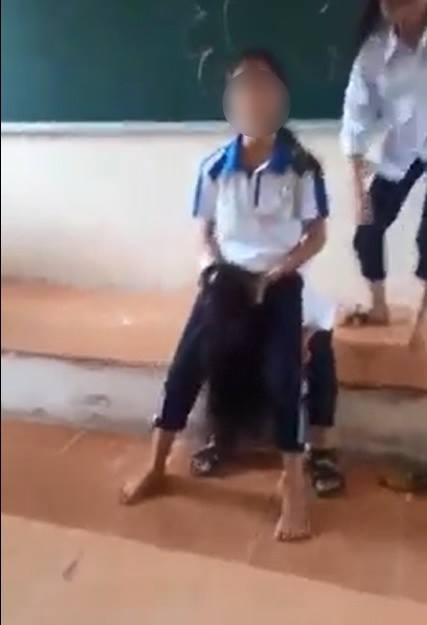 Ngày 9/10 clip dài gần 2 phút ghi lại cảnh một nữ sinh bị bạn học đánh dã man lan truyền trên mạng xã hội.