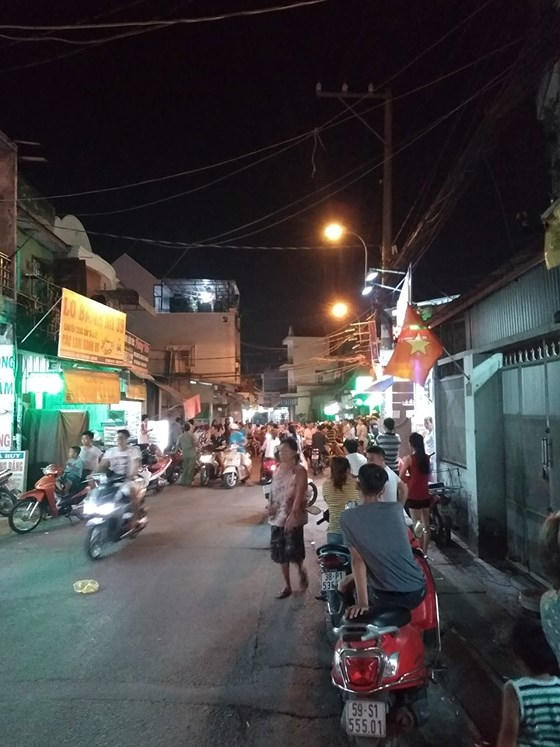 Người dân theo dõi vụ việc.