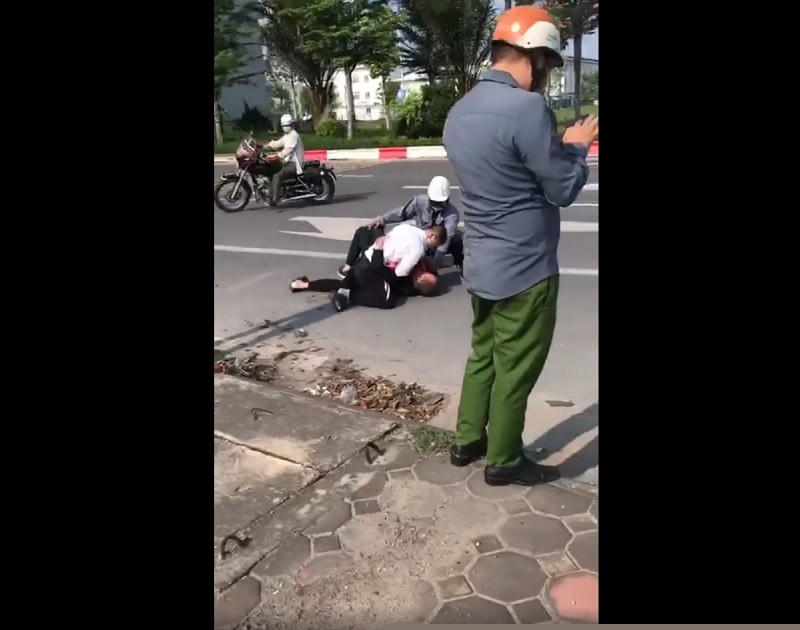 Tài xế bị cướp đâm rất dũng cảm, người quần xanh đứng cạnh vô cảm'