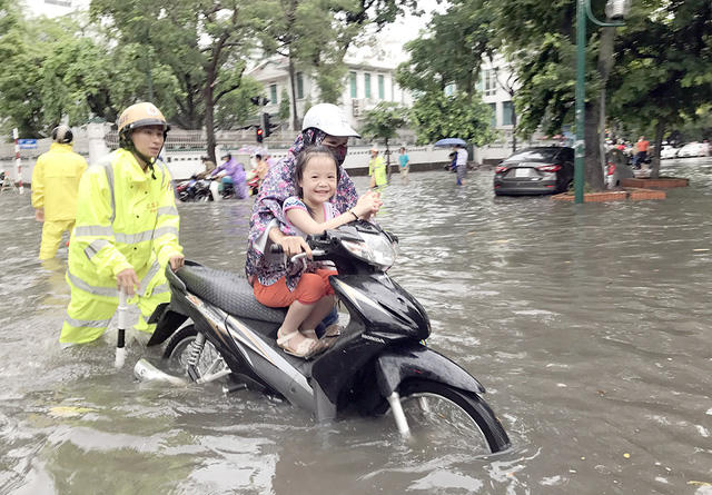 Nhiều xe bị chết máy khi cố đi qua vùng nước sâu.