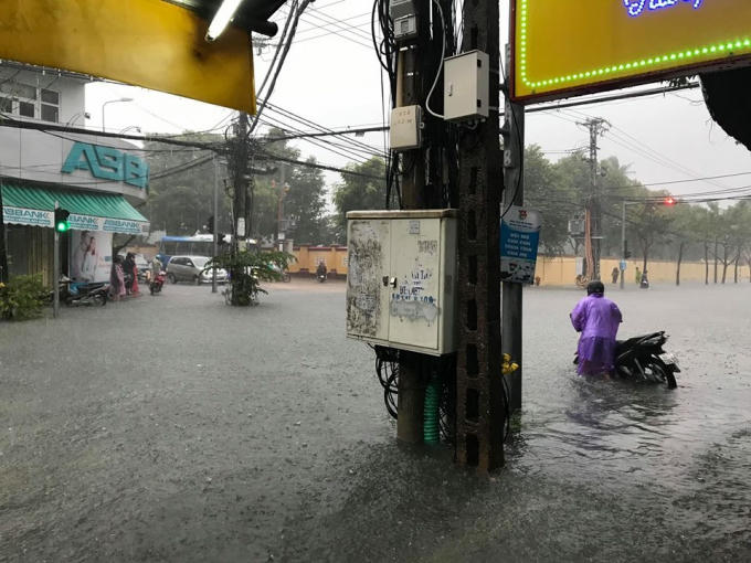 Nhiều xe chết máy do nước lên nhanh tại ngã tư Núi Thành - Tiểu La.