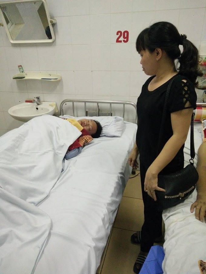 Nhân viên phụ xe Hoàng Văn Trung được đưa vào viện cấp cứu trong tình trạng nguy kịch.