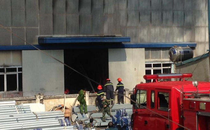 Các hướng của kho hàng phát hỏa được tháo dỡ để đưa nước vào dập lửa.