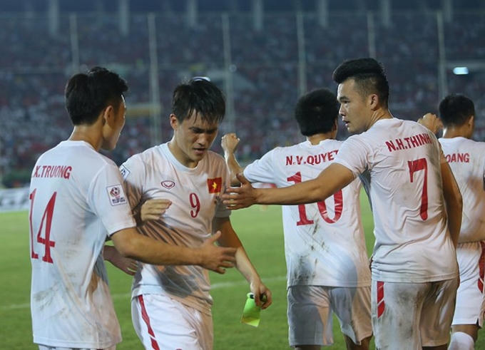 Công Vinh(9) đã ghi bàn tiếp tục vươn lên dẫn trước đội bạn. Ảnh: Vietnamnet.