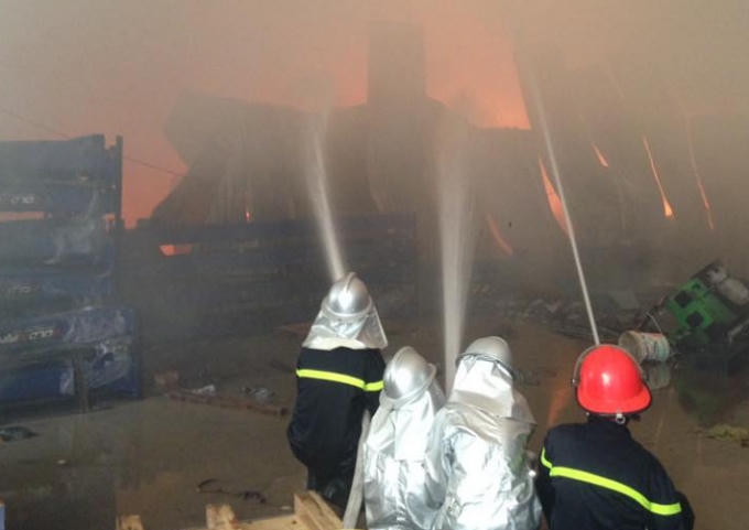 Cận cảnh công tác khống chế đám cháy