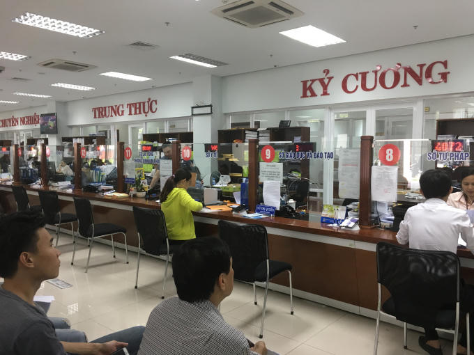 Nhiều cán bộ, công chức, viên chức cũng đã xin ra khỏi các cơ quan nhà nước để tự tìm một công việc khác phù hợp hơn.