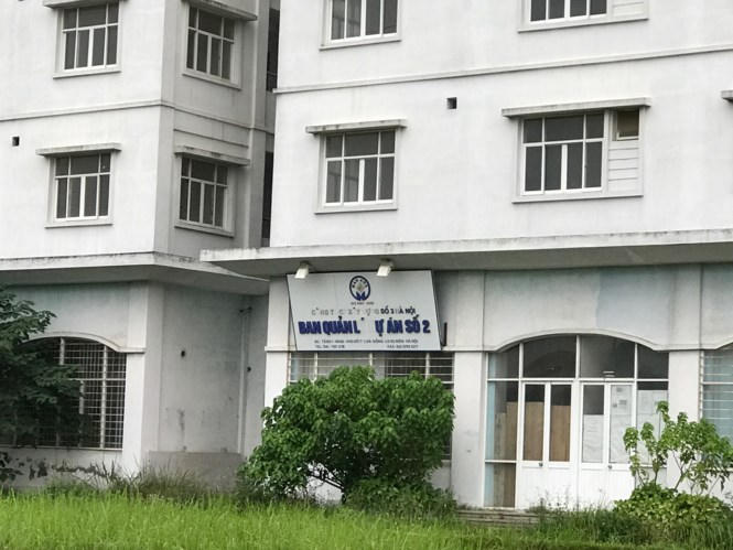 Có mặt tại dự án nhà tái định cư do Handico3 làm chủ đầu tư thuộc khu đô thị mới Sài Đồng, quận long Biên, Hà Nội, chúng tôi không khỏi bất ngờ. Trước mắt chúng tôi là 3 toà nhà xây 6 tầng với 150 căn hộ bỏ hoang nhiều năm đã xuống cấp nghiêm trọng. Trong ảnh: Văn phòng ban quản lý dự án cỏ mọc chắn cả lối vào