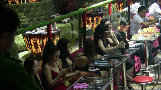 Hàng trăm cảnh sát “đột kích” 2 quán bar trước thềm năm mới