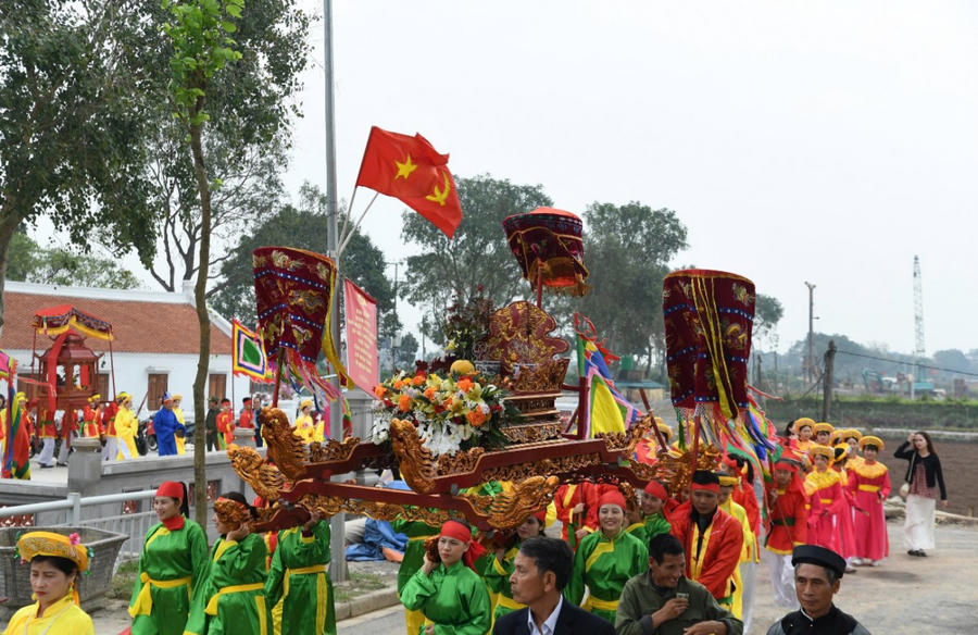 Lễ hội diễn ra trang nghiêm, sôi nổi